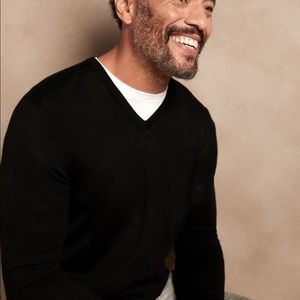Banana Republic Men’s V Neck Wool Sweater